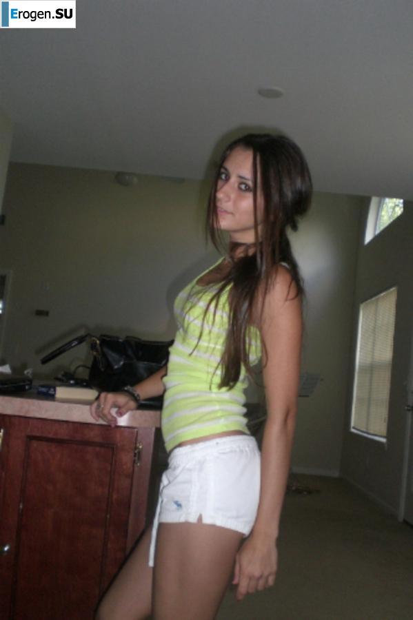 A beautiful Bulgarian posing at home and on the beach. Part 5. Photo 29