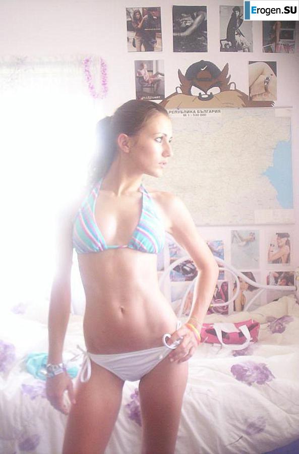 A beautiful Bulgarian posing at home and on the beach. Part 5. Photo 31