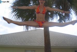 A beautiful Bulgarian posing at home and on the beach. Part 5. Thumb 27