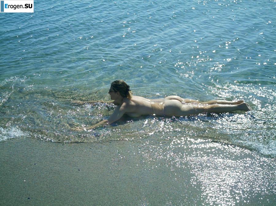 Posing at the sea. Photo 11