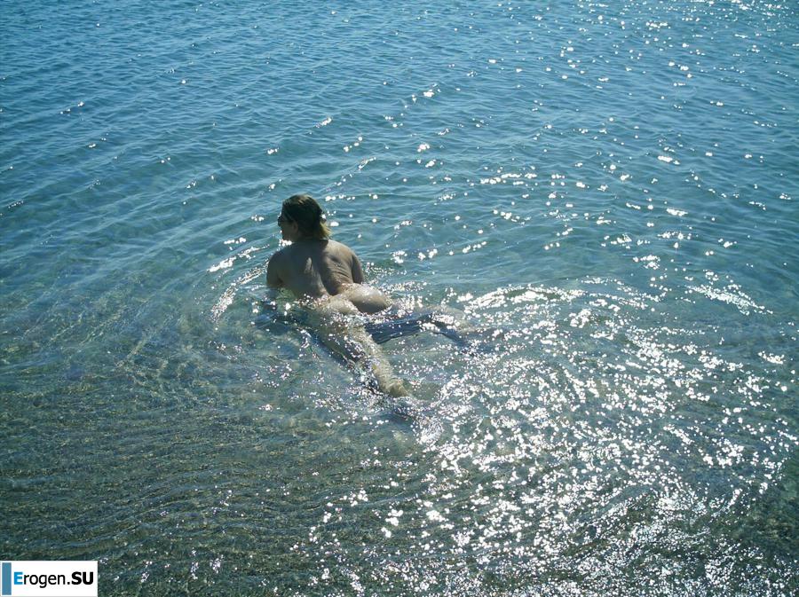 Posing at the sea. Photo 12