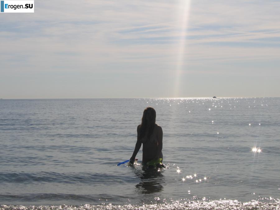 Posing at the sea. Photo 25