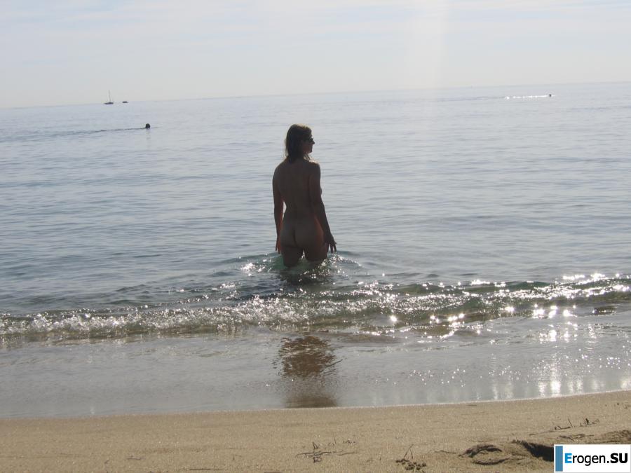 Posing at the sea. Photo 29