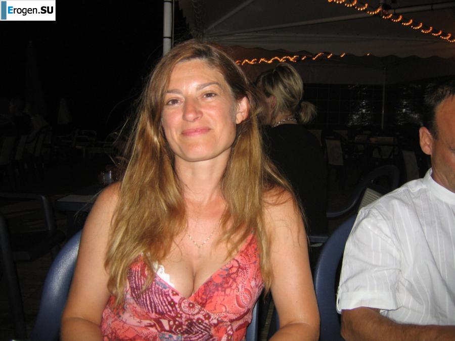 Posing at the sea. Photo 3