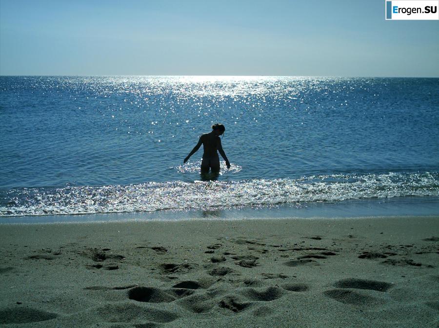 Posing at the sea. Photo 8