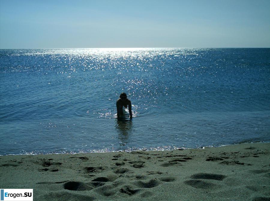Posing at the sea. Photo 9