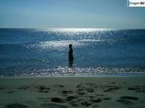 Posing at the sea. Thumb 7