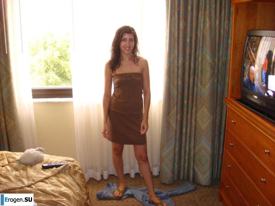 Улыбчивая брюнетка с вечностоящими сосками. Фото 17