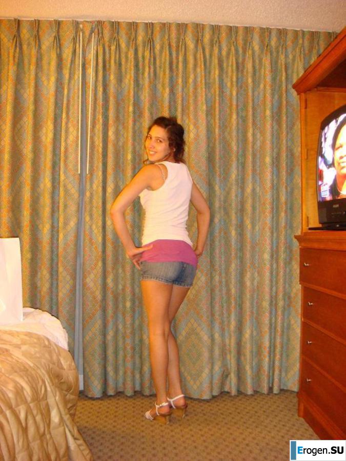 Улыбчивая брюнетка с вечностоящими сосками. Фото 22