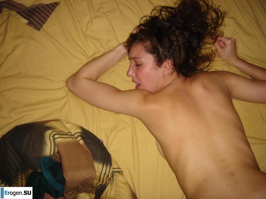 Улыбчивая брюнетка с вечностоящими сосками. Фото 5