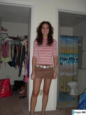 Smiling brunette with everlasting nipples. Thumb 15