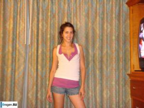 Smiling brunette with everlasting nipples. Thumb 20