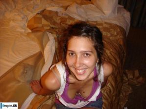 Smiling brunette with everlasting nipples. Thumb 28