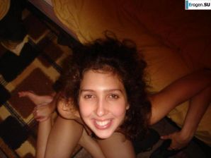 Smiling brunette with everlasting nipples. Thumb 8