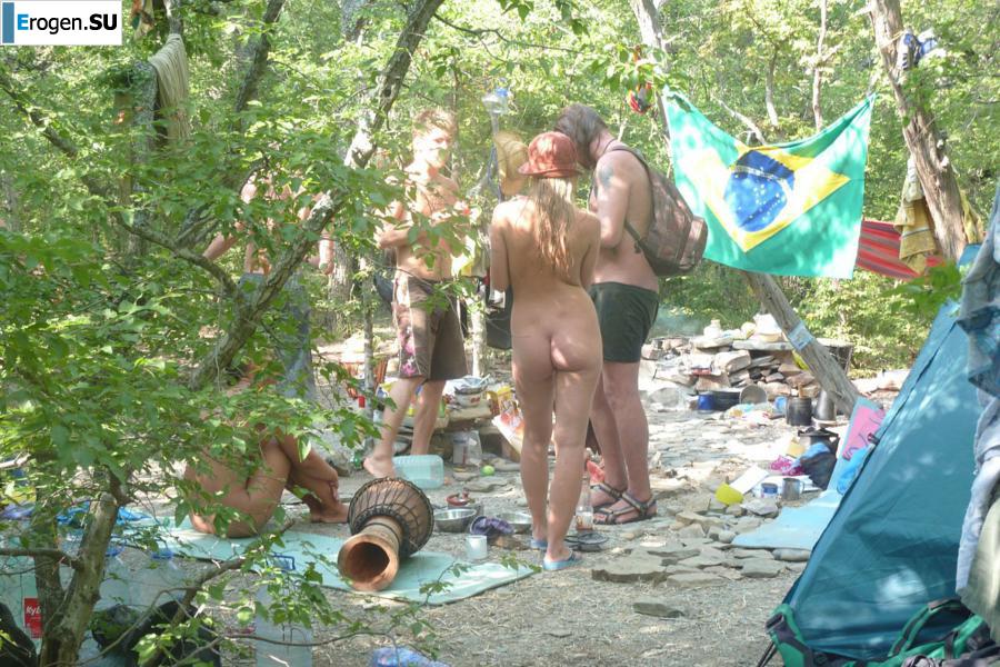 Hippies are nudists. Photo 40