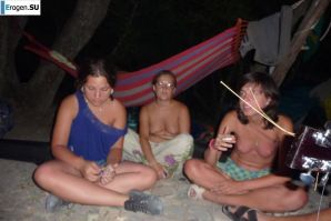 Hippies are nudists. Thumb 33