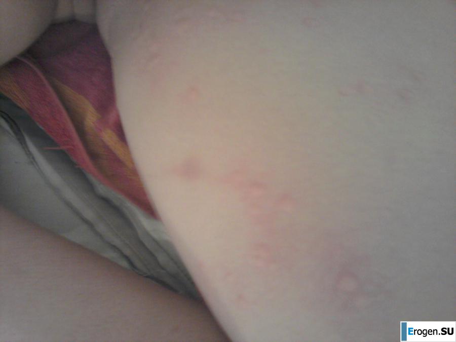 Pretty brunette in stockings. Photo 3