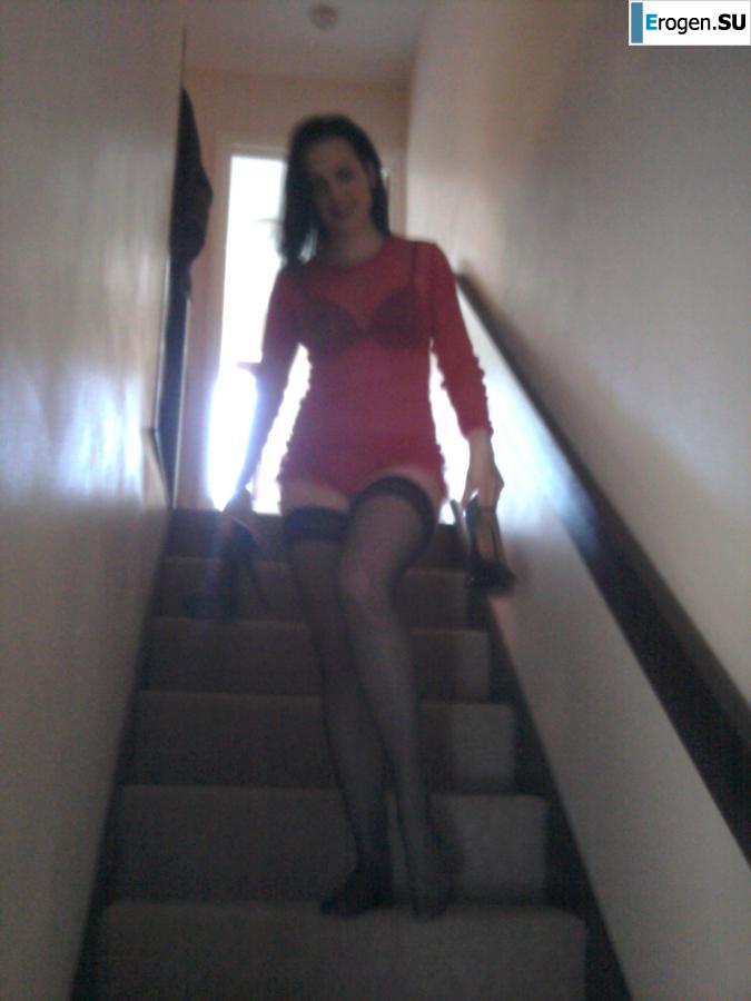 Pretty brunette in stockings. Photo 37