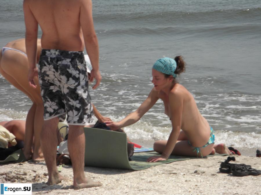 Topless thin girl on the beach. Photo 10