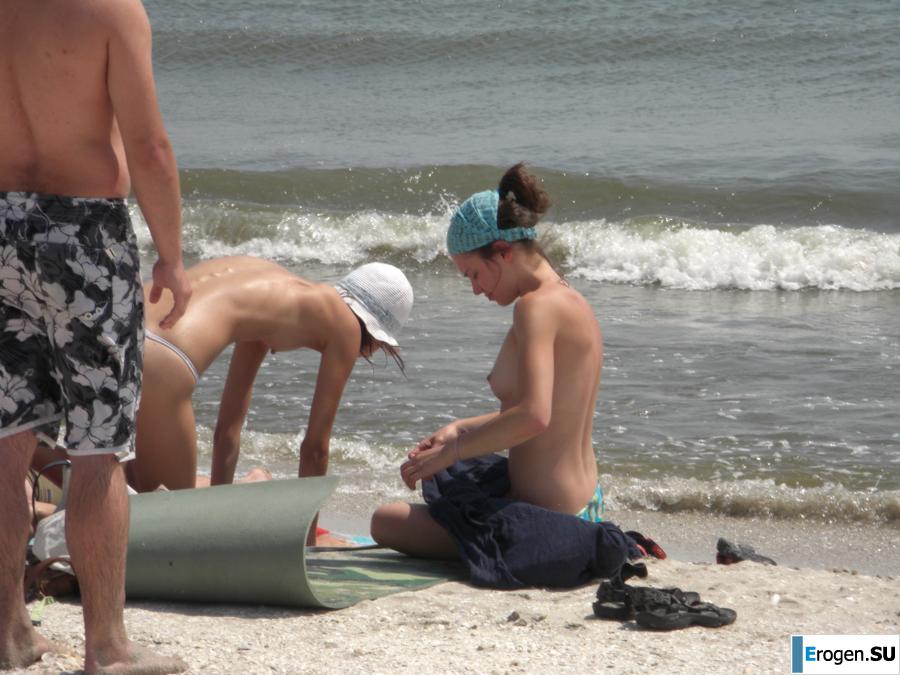 Topless thin girl on the beach. Photo 11
