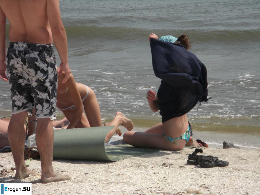Topless thin girl on the beach. Photo 13
