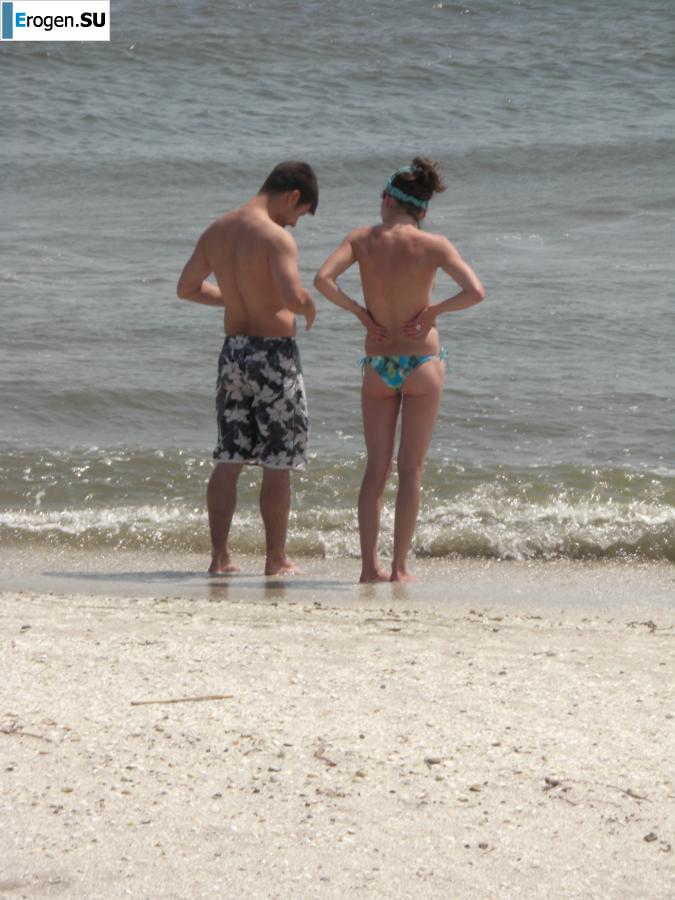Topless thin girl on the beach. Photo 15