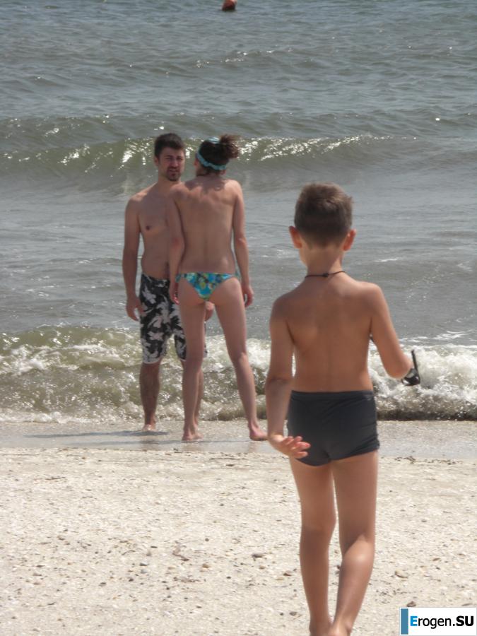 Topless thin girl on the beach. Photo 16