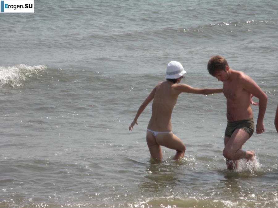 Topless thin girl on the beach. Photo 19