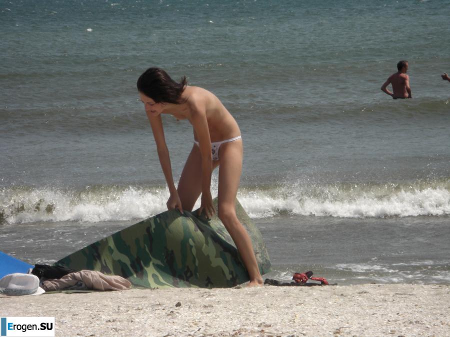 Topless thin girl on the beach. Photo 24