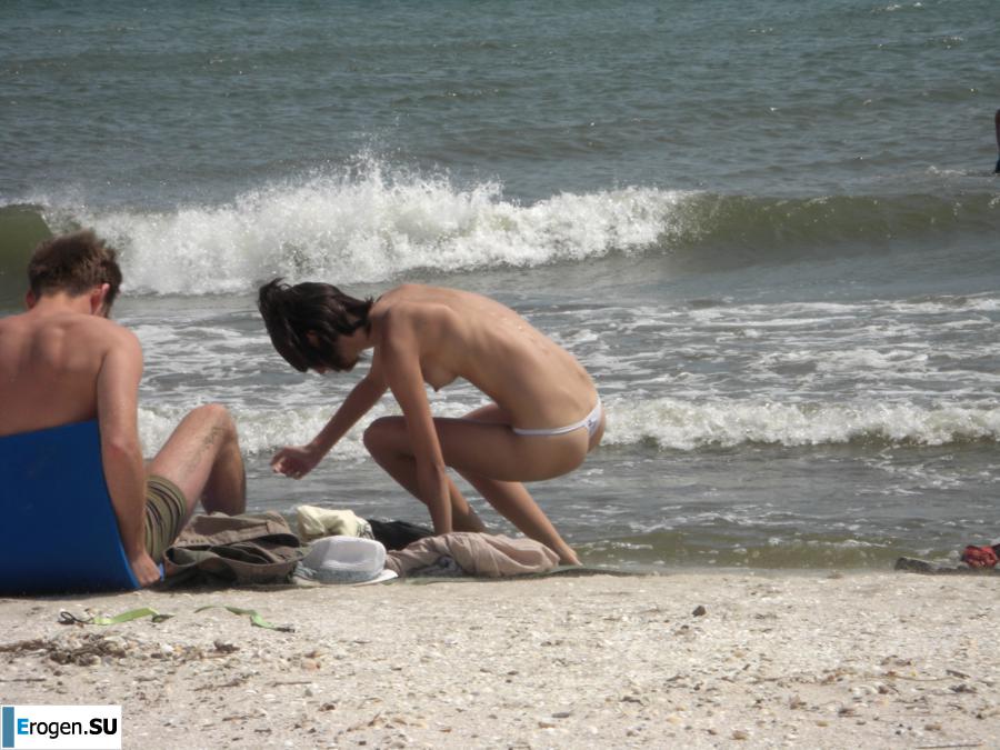 Topless thin girl on the beach. Photo 26