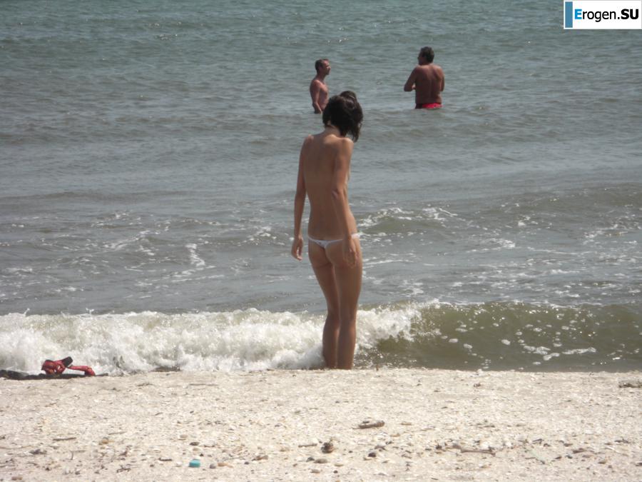 Topless thin girl on the beach. Photo 28