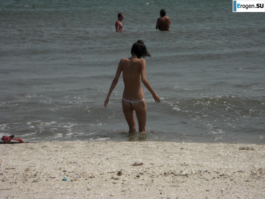 Topless thin girl on the beach. Photo 29