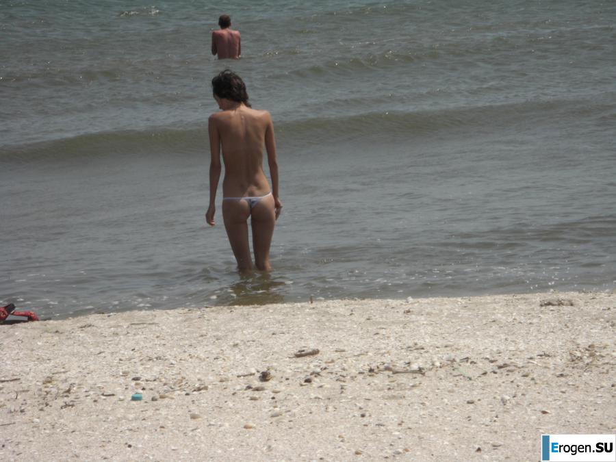 Topless thin girl on the beach. Photo 32
