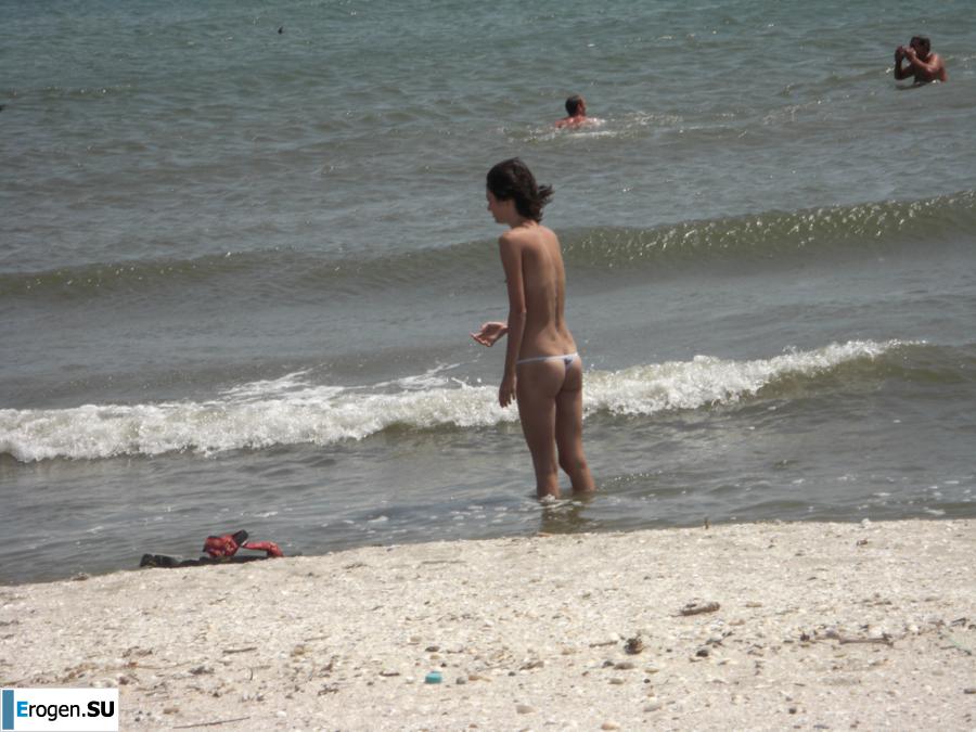 Topless thin girl on the beach. Photo 33