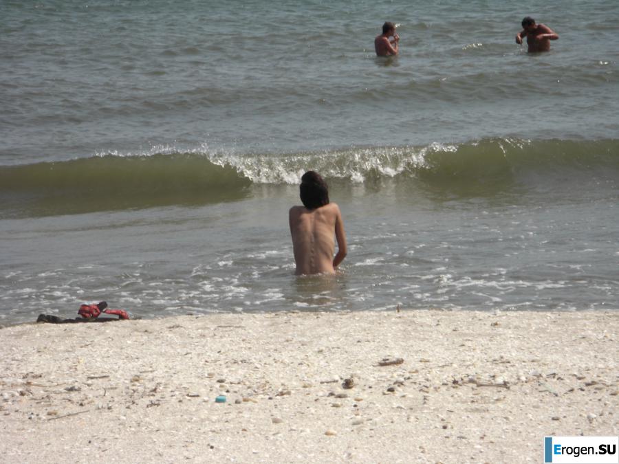 Topless thin girl on the beach. Photo 34