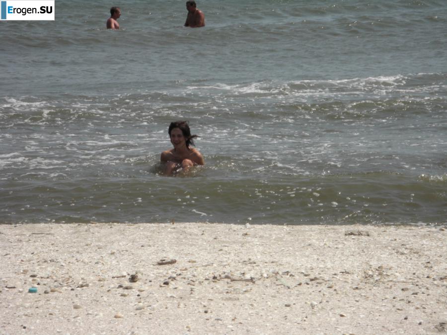 Topless thin girl on the beach. Photo 36