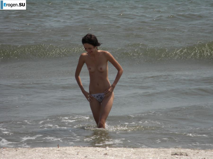 Topless thin girl on the beach. Photo 38
