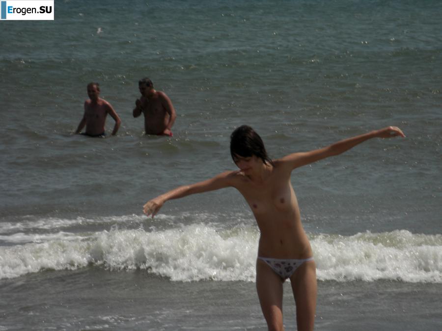 Topless thin girl on the beach. Photo 40