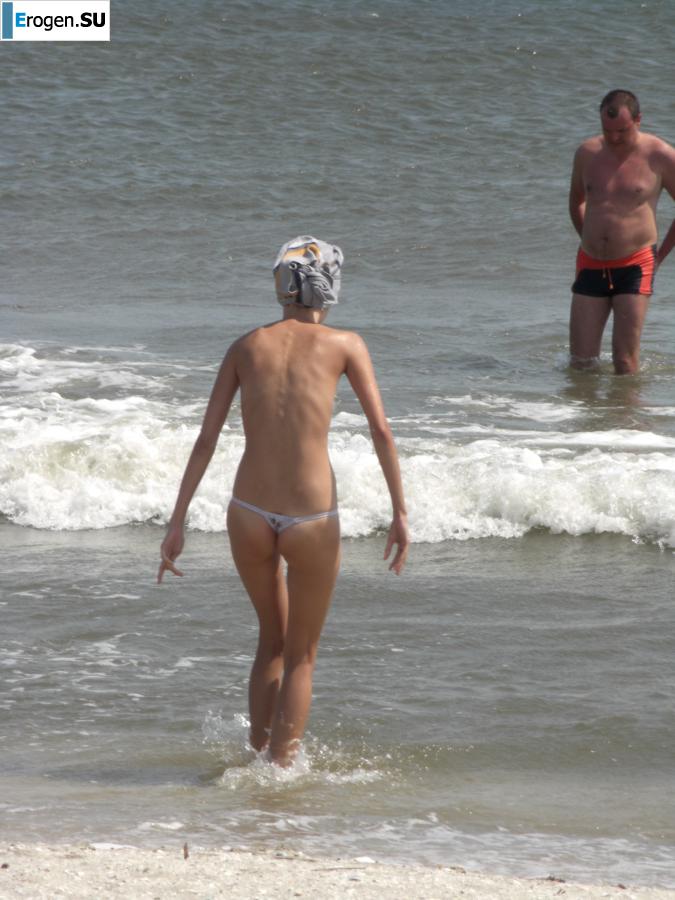 Topless thin girl on the beach. Photo 6
