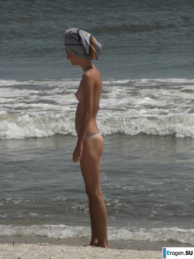 Topless thin girl on the beach. Photo 8