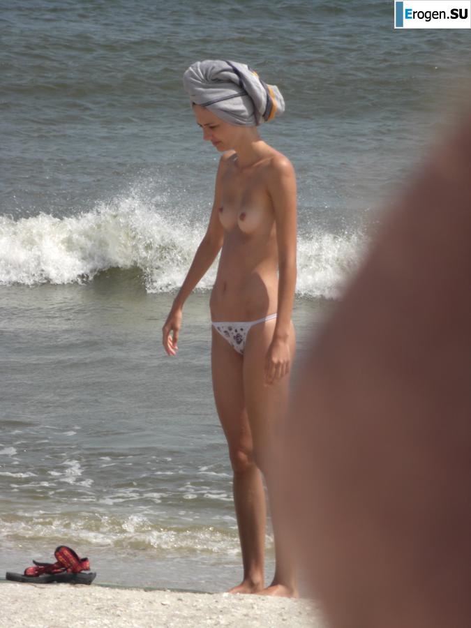 Topless thin girl on the beach. Photo 9
