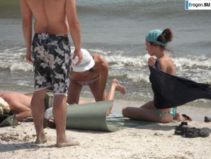 Topless thin girl on the beach. Thumb 12