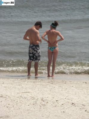 Topless thin girl on the beach. Thumb 15