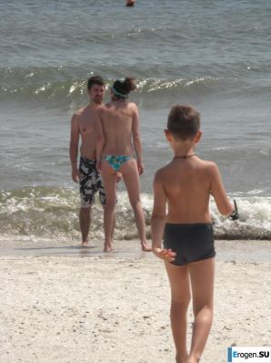 Topless thin girl on the beach. Thumb 16