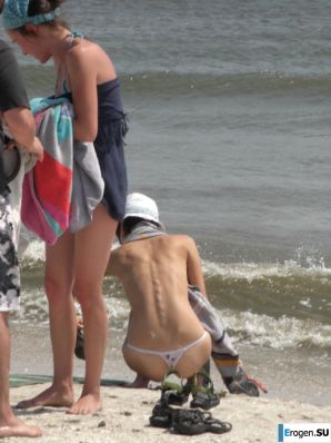Topless thin girl on the beach. Thumb 17