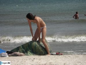 Topless thin girl on the beach. Thumb 24