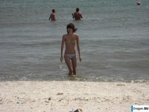 Topless thin girl on the beach. Thumb 31