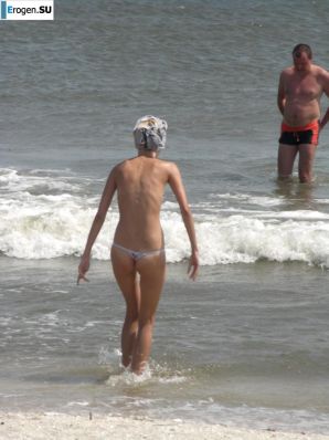 Topless thin girl on the beach. Thumb 6