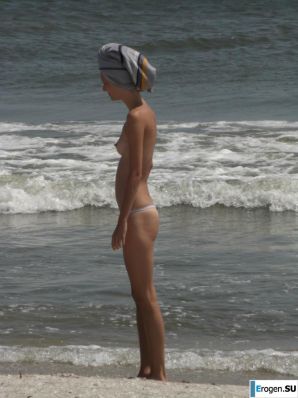 Topless thin girl on the beach. Thumb 8