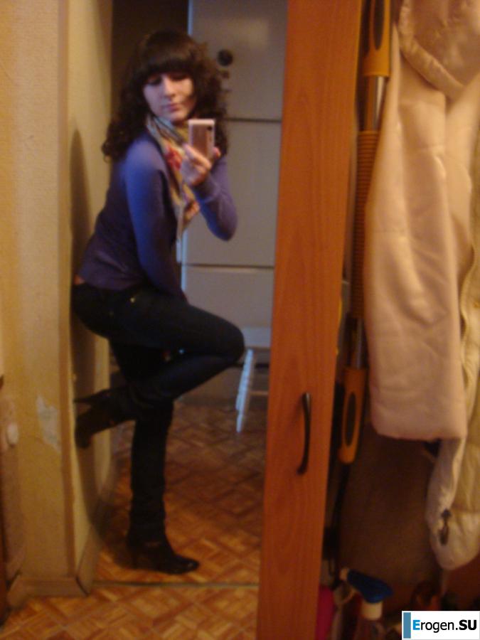 Students take pictures of themselves. Photo 13